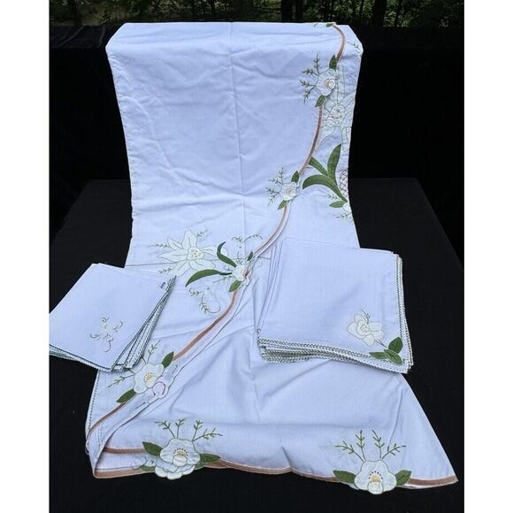 Elegant White Floral Round 65” Tablecloth Embroidered 24 Matching Napkins 2 Siz